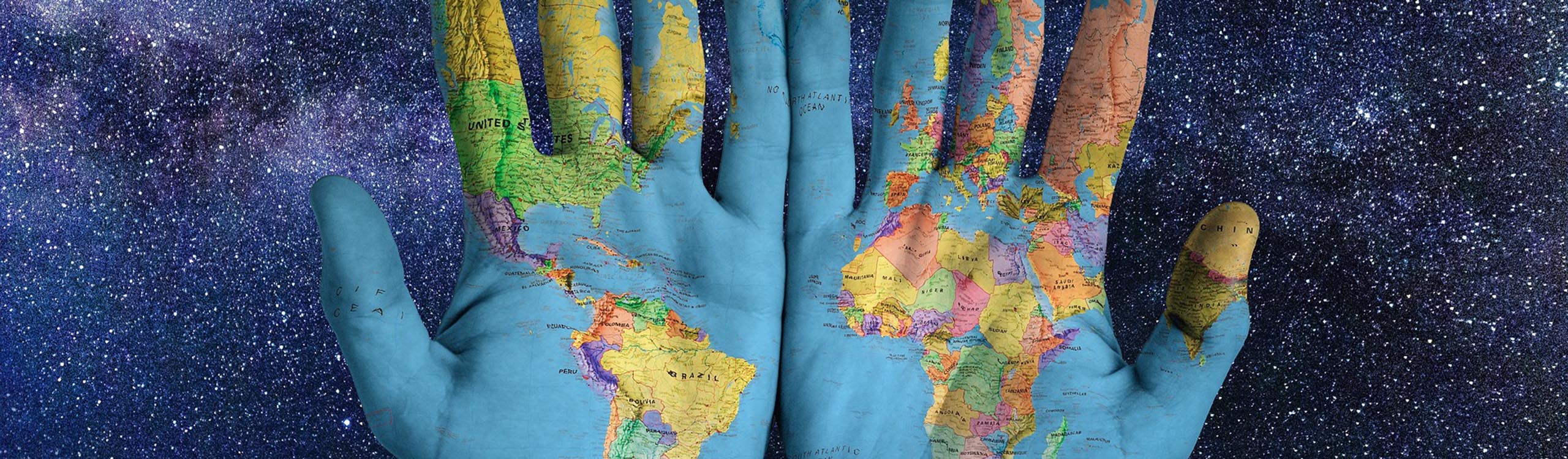 Zwei Hände mit der Handfläche nach oben, die mit einer farbigen Weltkarte bemalt sind. Im Hintergrund ist das Weltall abgebildet.